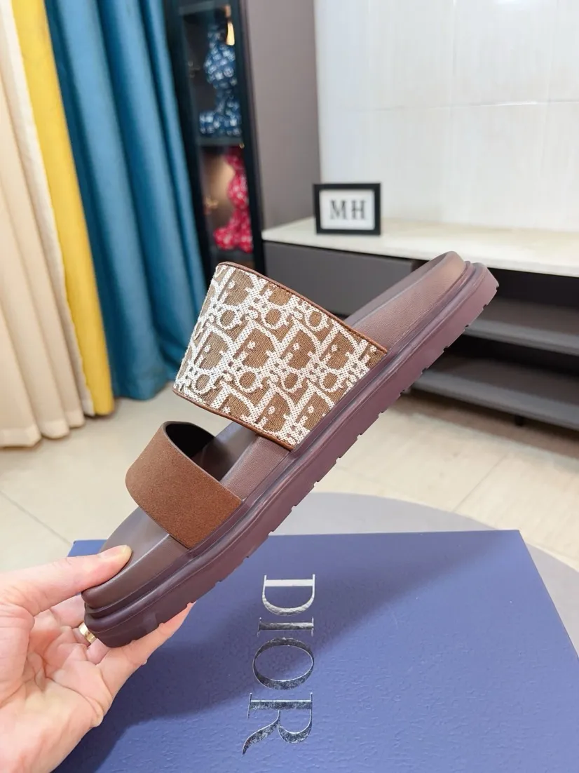 Men's Men's Shoes 💰320🌸🌸Dior Aqua Men's Sandals Slippers. Showcasing Dior haute couture design. The Dior gray suede strap is accented with an aluminum Dior buckle for added style. Paired with a comfortable tonal notch sole, they pair easily with shorts or jeans for a sophisticated look. Main body: suede cow leather, technical fabric lining: cow leather, with adjustable straps, aluminum Dior buckle, Dior gray EVA insole, tonal notch rubber outsole splicing structure👌👌size: 38-44 (45.46 customized)